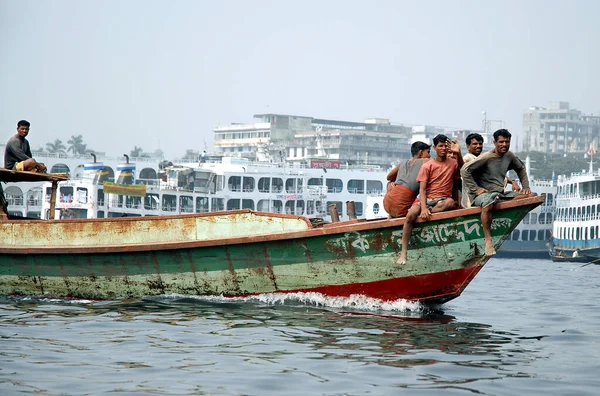 Sadarghat Dhakában Bangladesben Egy Csapat Férfi Motorizált Hajón Lovagol Folyón — Stock Fotó