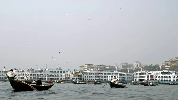 Sadarghat Dháce Bangladéši Mnoho Malých Člunů Přejíždí Řeku Sadarghat Dháce — Stock fotografie