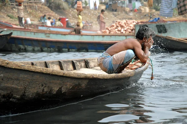 Sadarghat Dhakában Bangladesben Egy Helyi Férfi Fürdik Egy Kis Hajón — Stock Fotó