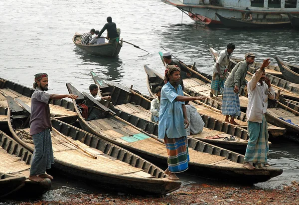 Sadarghat Daca Bangladesh Barqueiros Nas Margens Rio Sadarghat Dhaka Esperando — Fotografia de Stock