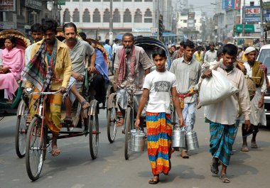 Bangladeş 'teki Dhaka. Bangladeş 'teki Dhaka caddesinde yürüyen ya da faytona binen bir kalabalık. Bu Bangladeş 'in başkenti Dhaka' da tipik bir yerel hayat sahnesi..
