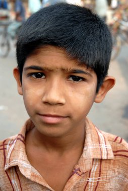 Bangladeş 'teki Dhaka. Bangladeş, Dhaka sokaklarında genç bir çocuk. Çocuk nehrin yanındaki Sadarghat bölgesinde bulunuyor. Yerel hayat, Dhaka, Bangladeş.