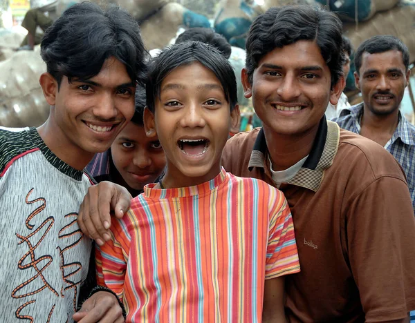 방글라데시의 방글라데시 다카의 거리에 소년들 입니다 소년들은 사다르 지역에 방글라데시 — 스톡 사진