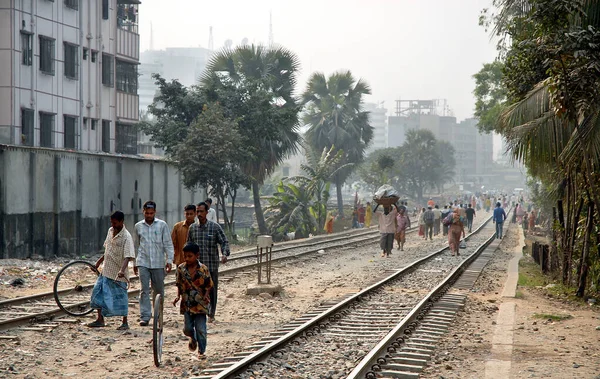 Daca Bangladesh Grupo Personas Camina Largo Las Vías Del Ferrocarril —  Fotos de Stock