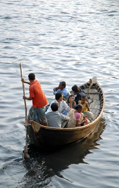 Sadarghat Daca Bangladesh Transporte Pessoas Locais Por Pequeno Barco Através — Fotografia de Stock