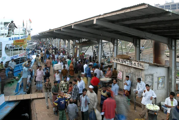 Sadarghat Dhaka Bangladesh People Boarding Ferry Dock Sadarghat Dhaka Ship — Stock Photo, Image