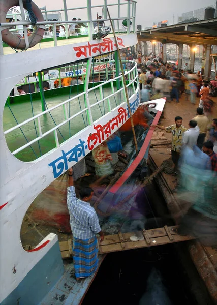 Sadarghat Dhaka Bangladesh Gente Abordando Ferry Muelle Sadarghat Dhaka Barco —  Fotos de Stock