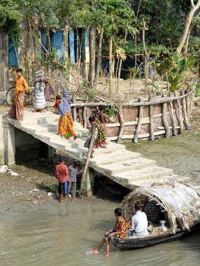 Bangladeş 'teki Ganj Deltası. Küçük bir kasabada nehrin kıyısına demirlemiş bir balıkçı teknesi. Güney Bangladeş 'te Ganj Deltası' nın su yolları.