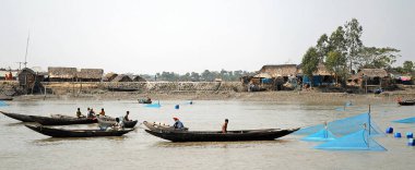 Bangladeş 'teki Moğol yakınlarındaki Pashur Nehri. Güney Bangladeş 'teki Sundarban Ormanı ve Khulna arasında Pashur Nehri' nde ağlı balıkçı tekneleri. Bangladeş 'te ağlarla balık tutmak.