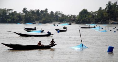 Bangladeş 'teki Moğol yakınlarındaki Pashur Nehri. Güney Bangladeş 'teki Sundarban Ormanı ve Khulna arasında Pashur Nehri' nde ağlı balıkçı tekneleri. Bangladeş 'te ağlarla balık tutmak.