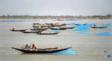 Bangladeş 'teki Moğol yakınlarındaki Pashur Nehri. Güney Bangladeş 'teki Sundarban Ormanı ve Khulna arasında Pashur Nehri' nde ağlı balıkçı tekneleri. Bangladeş 'te ağlarla balık tutmak.