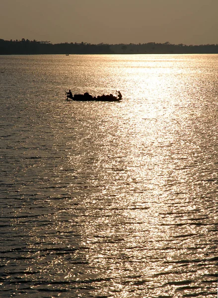 Ηλιοβασίλεμα Στο Δέλτα Του Γάγγη Στο Μπαγκλαντές Ένα Μικρό Σκάφος — Φωτογραφία Αρχείου