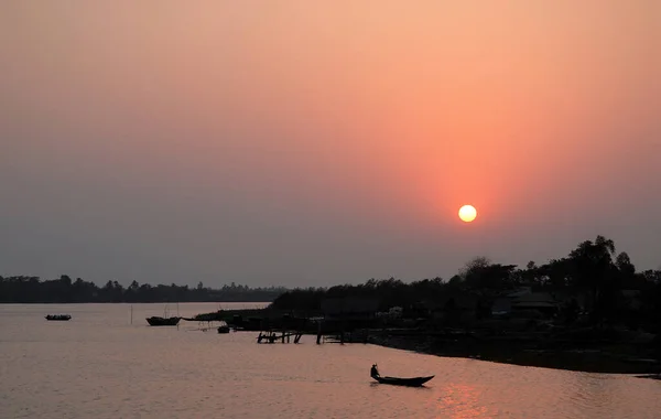 Ηλιοβασίλεμα Στο Δέλτα Του Γάγγη Στο Μπαγκλαντές Ένα Μικρό Σκάφος — Φωτογραφία Αρχείου