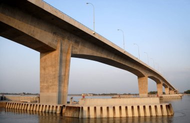 Han Cihan Ali Köprüsü, Bangladeş, Khulna 'daki Rupsa Köprüsü olarak da bilinir. Han Cihan Ali Köprüsü, Dhaka, Bagerhat ve Mongla 'ya gitmek için Khulna yakınlarındaki Rupsa (Rupsha) Nehri' ni geçer..