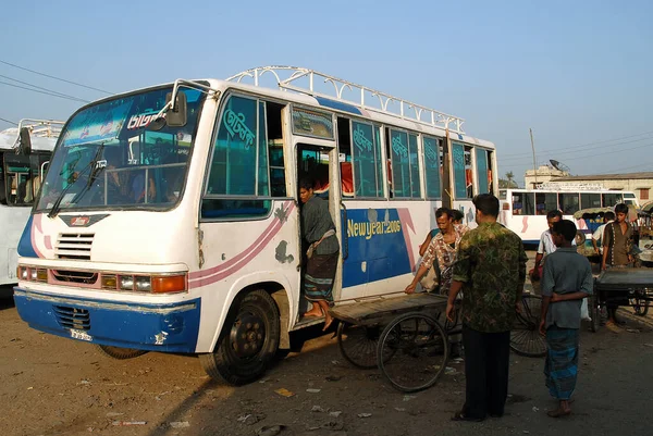 Хална Бангладеші Місцевий Автобус Чекає Автобусному Терміналі Поромній Гаті Халні — стокове фото