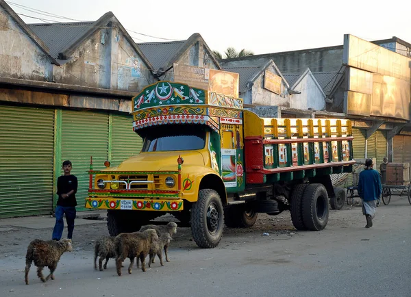 Khulna Bangladesh Colorido Camión Estacionado Calle Khulna Gente Algunas Ovejas —  Fotos de Stock