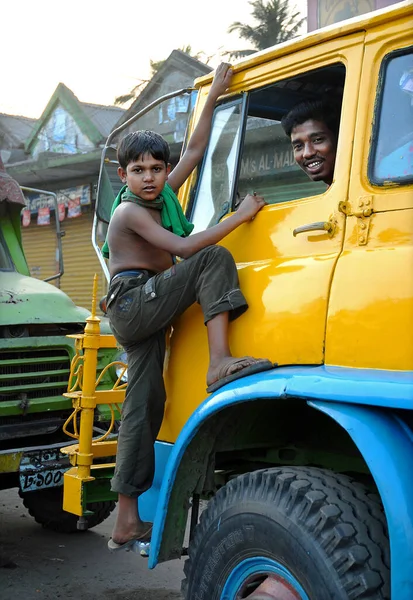 Khulna Bangladesch Ein Kleiner Junge Klettert Auf Das Führerhaus Eines — Stockfoto