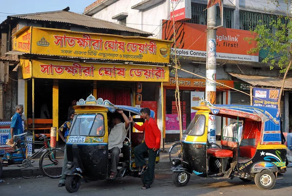 Khulna Bangladesh Two Auto Rickshaws Drivers Waiting Passengers Street Khulna — Stock Photo, Image