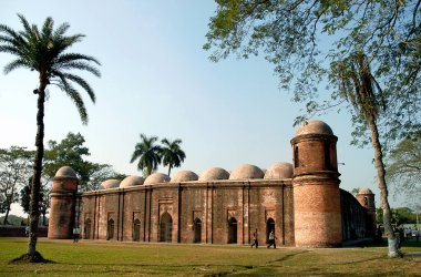 Bagerhat, Bangladeş 'teki 60 Dome Camii. Altmış Kubbe Camii aynı zamanda Shait Gumbad Camii ve Shat Gambuj Camii olarak da bilinir. Bagerhat UNESCO dünya mirası bölgesi, Bangladeş.