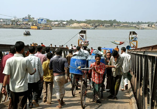 Bangladeş 'teki Khulna. Rupsha Nehri 'nden feribota binmek için Khulna' daki vapur ghat. Yerel halk Rupsha Nehri 'ni feribotla ve küçük tekneyle Khulna ve Bagerhat arasında geçiyor..