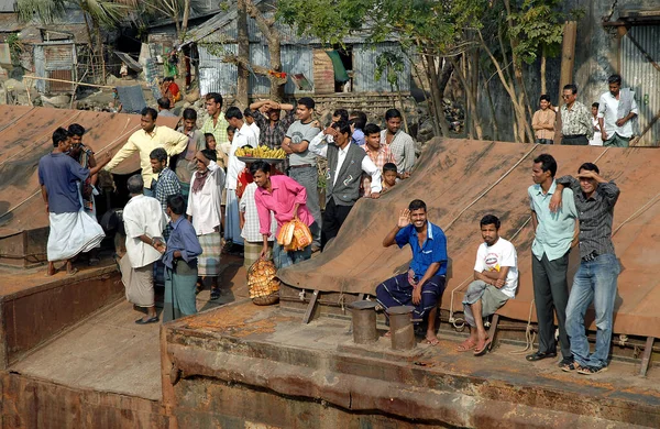 Ganges Delta Bangladesh Een Menigte Mensen Die Wachten Kade Een — Stockfoto