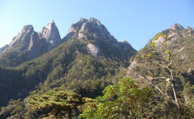 Huangshan Dağı, Anhui Eyaleti, Çin. Doğu merdivenlerinden güzel bir dağ manzarası görünüyor. Huangshan (Sarı Dağ) engebeli uçurumları, yükselen zirveleri ve orman yamaçlarıyla ünlüdür..