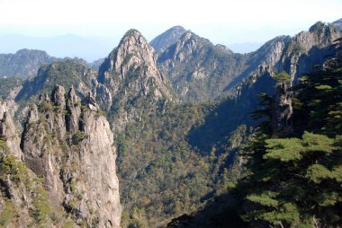 Huangshan Dağı, Anhui Eyaleti, Çin. Huangshan 'ın Beyaz Kaz Tepesi' ndeki kayalık tepelerinin güzel panoramik dağ manzarası. Çin 'deki Huangshan Dağı' nın zirvesine yakın bir yerden..