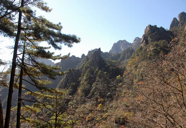 黄山安徽省 中国で 東の階段から見える峰や木々の眺め の険しい崖 高くそびえる峰や森林斜面で有名です — ストック写真