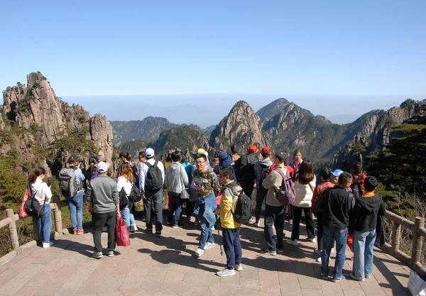 Montagne Huangshan Dans Province Anhui Chine Touristes Admirant Belle Vue — Photo