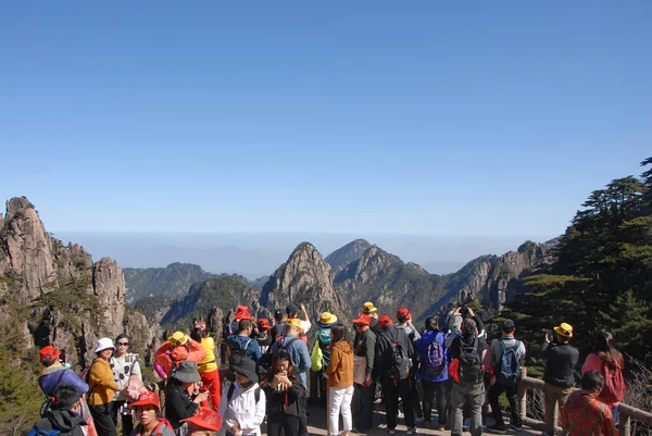 Montagne Huangshan Dans Province Anhui Chine Touristes Admirant Belle Vue — Photo