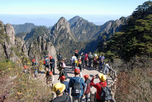 Montaña Huangshan Provincia Anhui China Los Turistas Que Admiran Hermosa — Foto de Stock