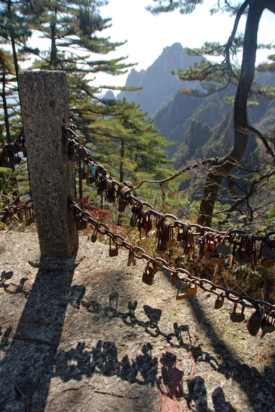 Huangshan Mountain Provincie Anhui China Geliefden Sluizen Verbonden Aan Ijzeren — Stockfoto