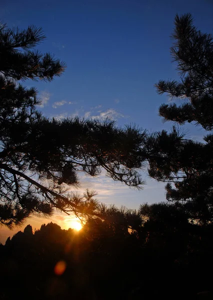 Hora Huangshan Provincii Anhui Čína Úsvit Nad Huangshanem Rýsoval Siluetou — Stock fotografie