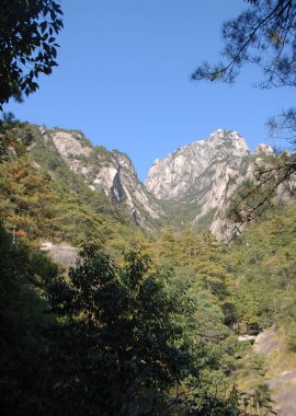 Huangshan Dağı, Anhui Eyaleti, Çin. Dağdan Yuping Oteli 'ne yükselen Batı Yolu' ndan Huangshan tepelerine doğru bakıyor. Huangshan Dağı manzaralı, Çin.