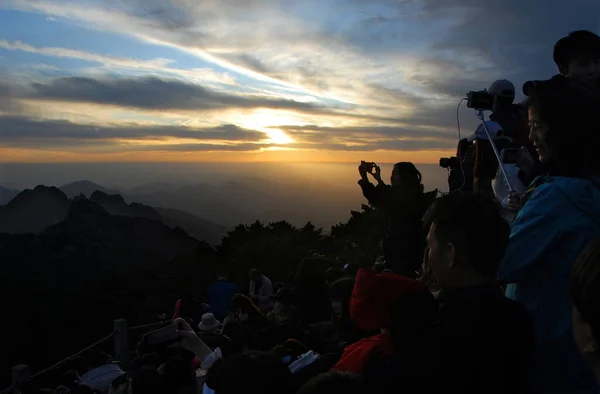 Huangshan Mountain Anhuin Maakunnassa Kiinassa Turistit Katselevat Auringonlaskua Yli Huangshan — kuvapankkivalokuva