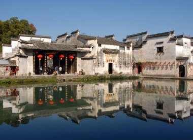 Anhui Eyaleti, Çin 'deki Hongcun Antik Kasabası. Lexu Hall ve eski binalar Hongcun 'daki Ay Göleti' nin suyuna yansıdı. Çin 'deki antik Hongcun şehrinin güzel mimarisi..