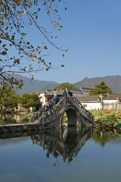 Hongcun Starożytne Miasto Prowincji Anhui Chiny Kamienny Most Przecinający Jezioro — Zdjęcie stockowe