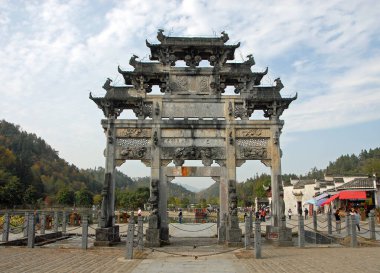 Çin 'in Anhui eyaletindeki Xidi Antik Kasabası. Eski kasaba ve Ming Jing Gölü 'nün girişindeki Hu Wenguang anıtı kemer yolu. Çin 'in tarihi Xidi kasabasındaki antik anıt..
