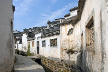 Çin 'in Anhui eyaletindeki Xidi Antik Kasabası. Eski Xidi kasabasında Back Rivulet adında sessiz bir cadde. Bu yol yerel evlerin yanından geçen küçük bir dereyi takip ediyor. Xidi, Çin 'de geleneksel mimari.