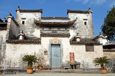 Çin 'in Anhui eyaletindeki Xidi Antik Kasabası. Eski Xidi kasabasında sakin bir caddede Back Rivulet adında bir ev. Bu yol yerel evlerin yanından geçen küçük bir dereyi takip ediyor. Xidi mimarisi
