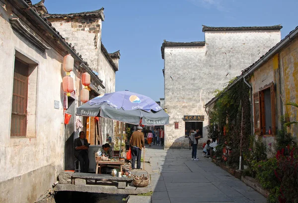 安徽省西迪古镇 锡迪古城 有历史建筑 一位老人正在街上的摊位上购物 游客们正在参观中国历史名城喜迪镇 — 图库照片