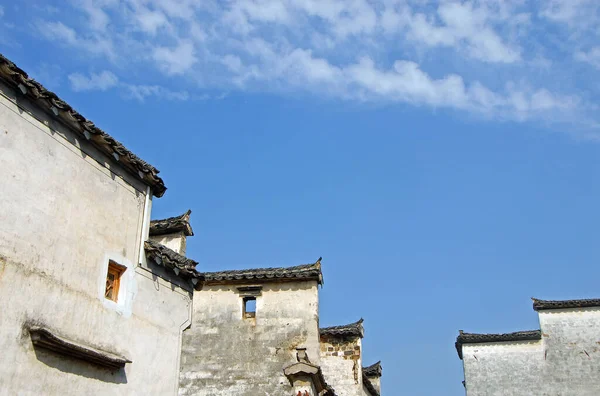 安徽省西迪古镇 西迪老城传统的屋顶和白墙映衬着蓝天 中国历史名城西地市的旧屋檐墙和屋檐 — 图库照片