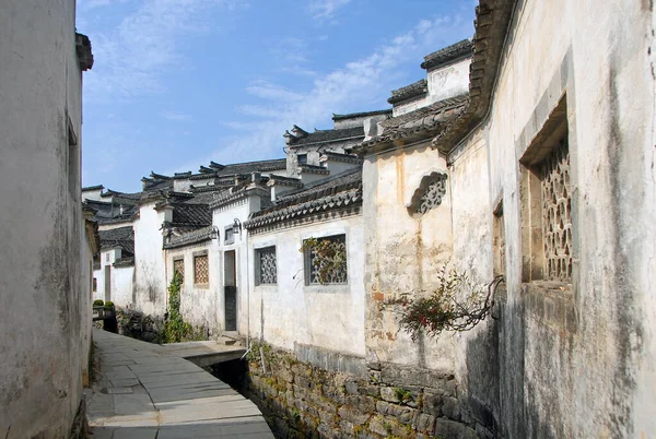 Çin 'in Anhui eyaletindeki Xidi Antik Kasabası. Eski Xidi kasabasında Back Rivulet adında sessiz bir cadde. Bu yol yerel evlerin yanından geçen küçük bir dereyi takip ediyor. Xidi, Çin 'de geleneksel mimari.