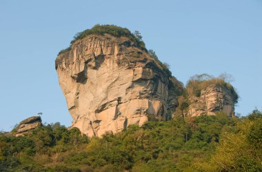 Wuyishan Dağları, Fujian Eyaleti, Çin. Wuyi dağlarındaki DaWang Tepesi (Büyük Kral Tepesi) bir UNESCO Dünya Mirası sahası. Ön planda ormanla yakın görüş. Wuyishan, Çin.