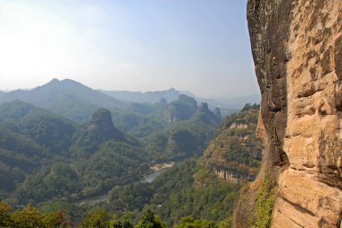 Wuyishan Dağları, Fujian Eyaleti, Çin. DaWang (Büyük Kral) Tepesi yolunda. Nine Bends nehri ya da Nine Twist akıntısı ile dağları seyret. Wuyishan, Çin 'de bir UNESCO sitesi..