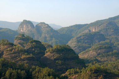 Wuyishan Dağları, Fujian Eyaleti, Çin. Wuyi dağlarının tepelerinin manzarası. Kükreyen Kaplan Kayası 'ndan klasik bir tepe manzarası. Wuyishan, Çin 'de bir UNESCO Dünya Mirası sahası..
