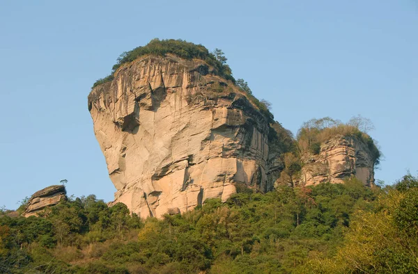 Wuyishan Dağları, Fujian Eyaleti, Çin. Wuyi dağlarındaki DaWang Tepesi (Büyük Kral Tepesi) bir UNESCO Dünya Mirası sahası. Ön planda ormanla yakın görüş. Wuyishan, Çin.