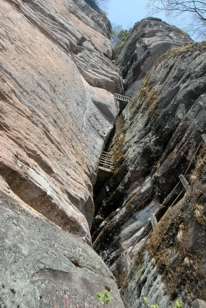 中国福建省武夷山 在大王 峰的路上 这座山有陡峭的悬崖 山路在岩石缝隙中 武夷山是联合国教科文组织在中国的一个遗址 — 图库照片