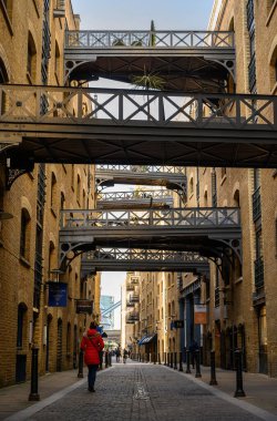 Londra, İngiltere 'den Shad Thames. Londra 'da Tower Bridge yakınlarındaki tarihi Shad Thames. Bu eski kaldırımlı cadde yukarıdaki kaldırımlarıyla ünlüdür. Shad Thames Köprüleri, Bermondsey, Londra, İngiltere.