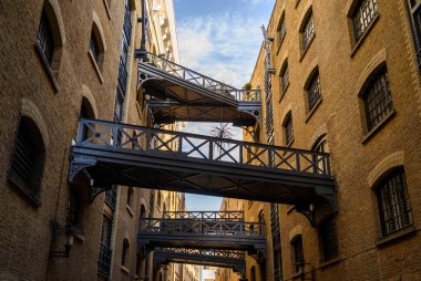 Londra, İngiltere 'den Shad Thames. Tarihsel Shad Thames köprülerin ve kaldırımların yenilenmesiyle bilinen eski bir kaldırım kenarı. Bu eski cadde Bermondsey 'de Tower Bridge ve London Bridge yakınlarında..